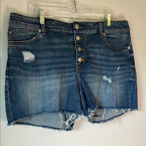 Maurice’s High Rise Frayed Hem Button Up Distressed Denim Short. Size 18